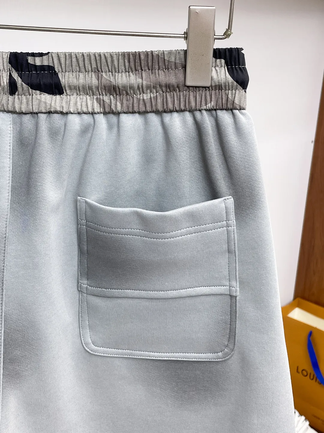 Balenciaga's three-standard complete 2026 summer New Arrival men's casual shorts, advanced custom-made Breathable fabric, Breathable fabric, extremely stretchy and comfortable, impeccable details, top-grade accessories, original logo design concept, delicate and soft feel! The upper body fit is awesome! Size: M-XXXL Please state your height and weight when ordering